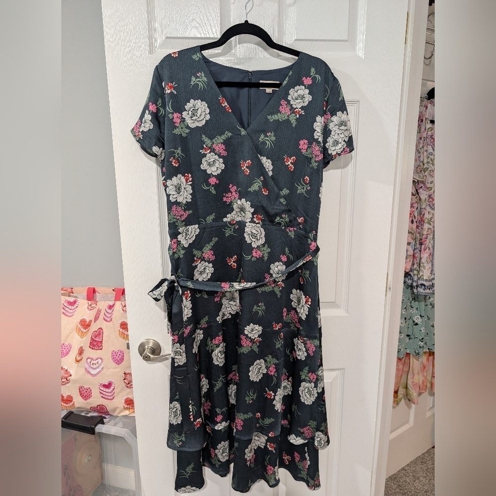 LOFT Outlet Blue Floral Faux Wrap Bust Short Sleeve Dress in Size 16
